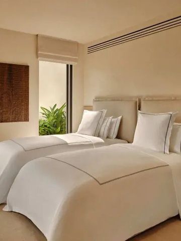 Zimmer mit zwei Einzelbetten und modernem Design