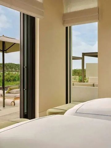 Zimmer mit direktem Zugang zu einer Terrasse im Grünen.