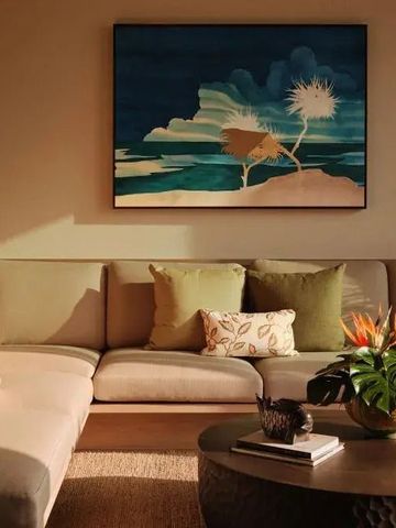 Gemütliche Lounge-Ecke mit modernen Möbeln und Kunst an der Wand