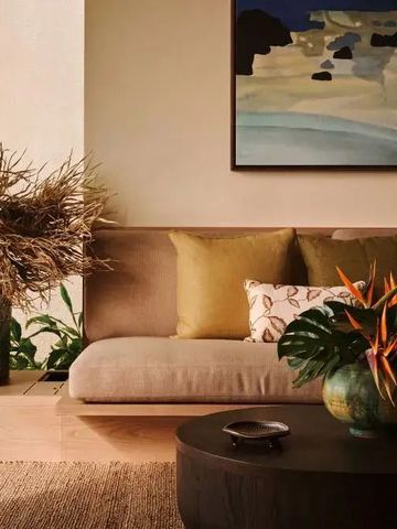 Eleganter Wohnbereich mit Pflanzen und dekorativen Elementen