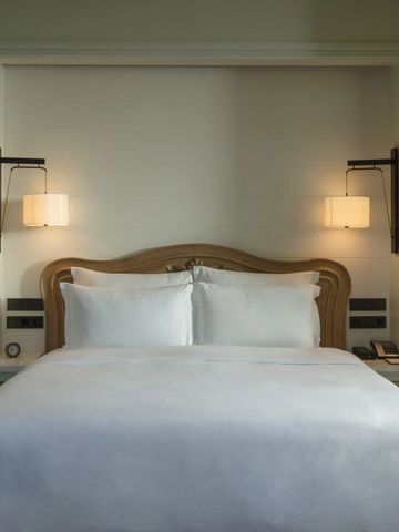 Elegantes Doppelbettzimmer mit stilvoller Beleuchtung und Dekor