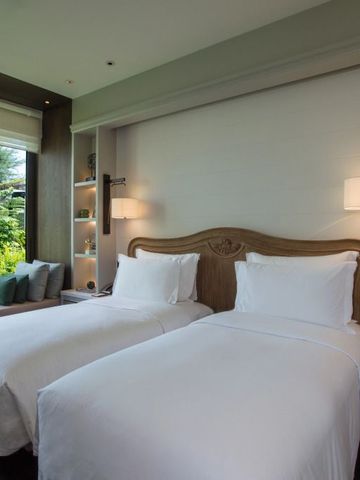 Zimmer mit zwei Einzelbetten und Blick ins Grüne