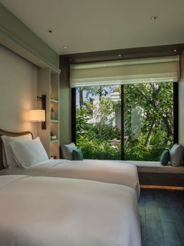 Zweibettzimmer mit großer Fensterfront zum Garten