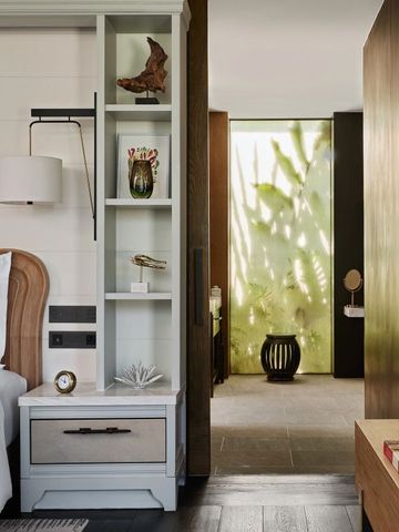 Zimmerdetail mit stilvoller Dekoration und Aussicht in den begrünten Innenhof.