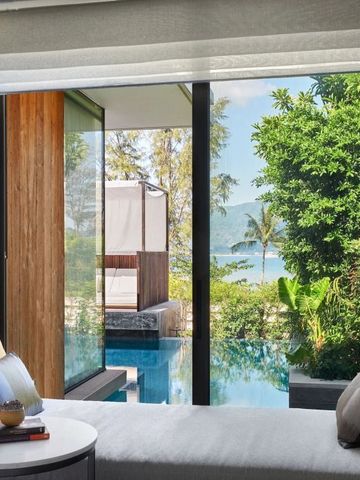 Ruhebereich mit Blick auf den privaten Pool und das Meer.