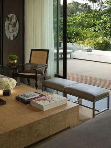 Geräumiges Wohnzimmer mit Zugang zur Terrasse und Blick ins Grüne.