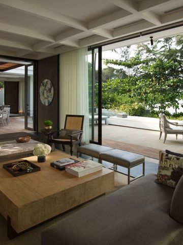 Wohnbereich mit Blick auf Terrasse und Garten mit Meerblick