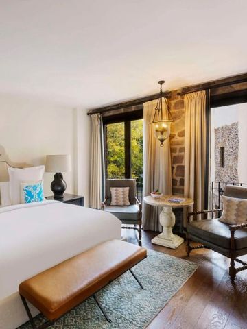 Helles Zimmer mit großen Fenstern und eleganter Einrichtung