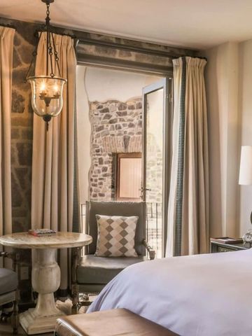 Ruhiger Leseecke mit Möbeln aus Holz und komfortablem Bett