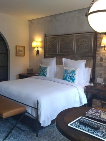 Charmantes Zimmer mit traditionellem Flair und eleganter Beleuchtung