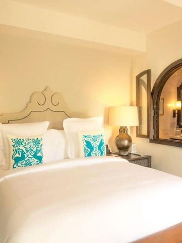 Elegantes Hotelzimmer mit Doppelbett und stilvollen Wandlampen