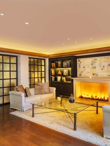 Gemütlicher Wohnbereich mit Kamin und eleganter Beleuchtung im Hotel Banyan Tree Puebla