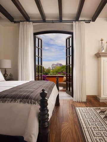 Luxuriöses Hotelzimmer mit Kamin und Balkonblick auf die Umgebung.