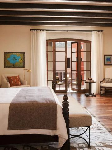 Geräumiges Schlafzimmer mit Doppelbett und Balkonzugang.