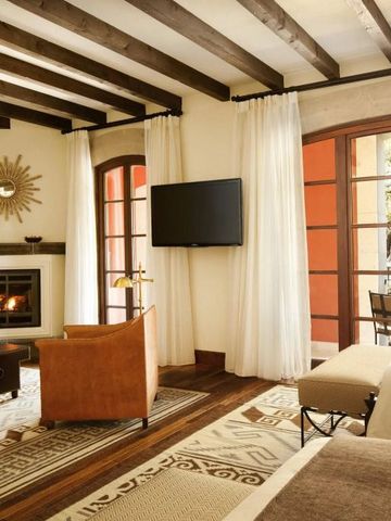 Gemütliches Wohnzimmer mit Kamin und Balkon im traditionellen Stil