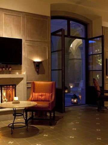 Elegante Lounge mit Kamin und gemütlicher Beleuchtung am Abend