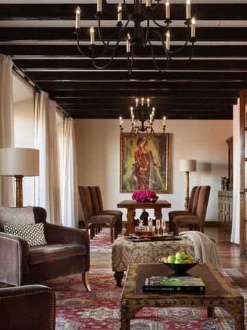 Luxuriöses Wohnzimmer mit stilvoller Einrichtung und Kronleuchtern