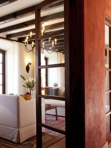 Heller Wohnbereich mit Zugang zur Terrasse durch Glasschiebetüren