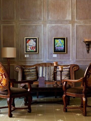 Elegante Hotel-Lounge mit Gemälden und stilvollen Sitzmöbeln