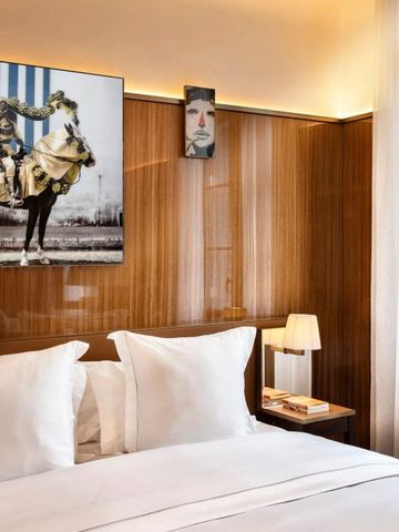Modernes Hotelzimmer mit Kunst an der Wand hochwertigen Betten und sanfter Beleuchtung