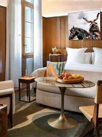 Gemütliche Suite mit stilvollen Möbeln und künstlerischer Wanddekoration