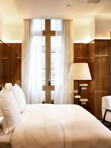 Komfortables Schlafzimmer mit Kunstwerk Holzelementen und Kamin