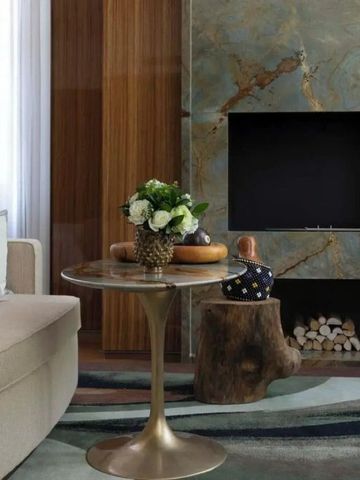 Wohnbereich mit Sofa Marmorwand und dekorativem Tisch