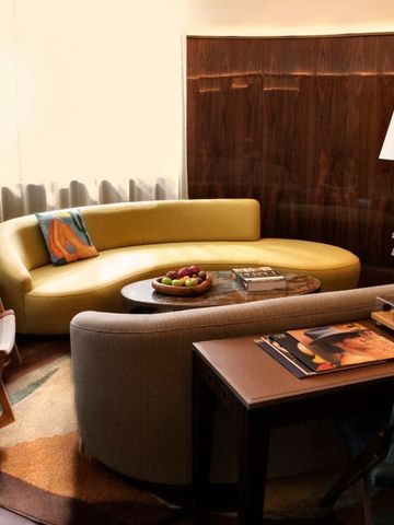 Eleganter Wohnbereich mit geschmackvoller Einrichtung und modernen Möbeln.