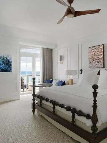 Geräumiges Zimmer mit kunstvoller Dekoration und Meerblick