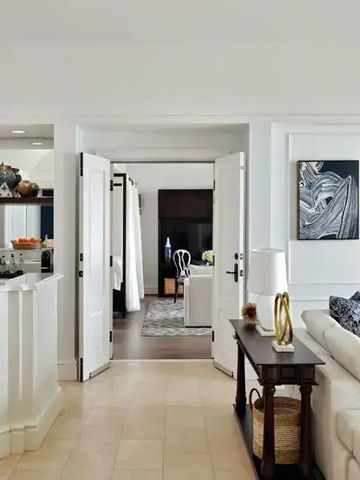 Helles Wohnzimmer mit eleganter Sitzecke und moderner Dekoration