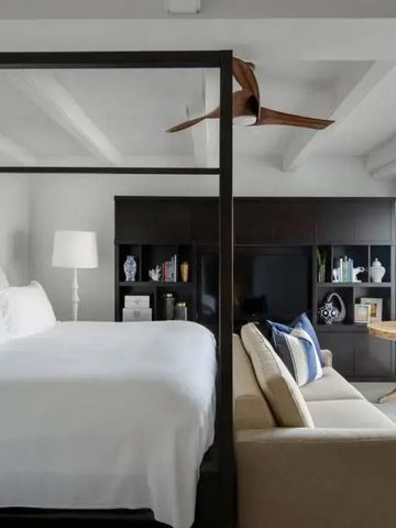 Modernes Schlafzimmer mit Himmelbett und stilvoller Einrichtung