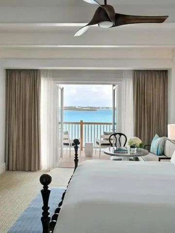 Luxus-Schlafzimmer mit Meerblick durch große Fensterfront