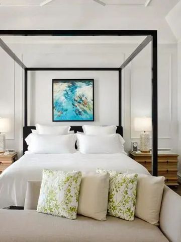 Elegantes Schlafzimmer mit Kunstwerk über dem Bett und luxuriöser Ausstattung