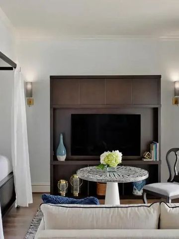 Gemütliches Wohnzimmer einer Suite mit eleganter Einrichtung und TV