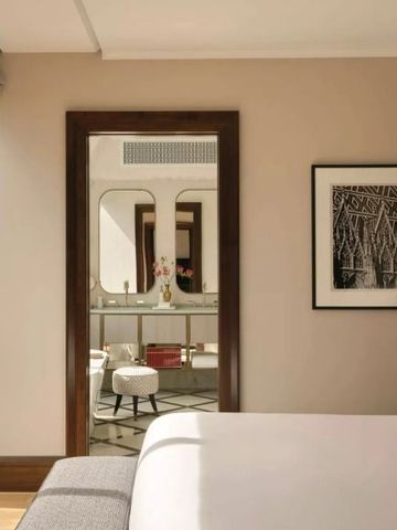 Luxuriöses Schlafzimmer mit großem Spiegel und schicker Dekoration