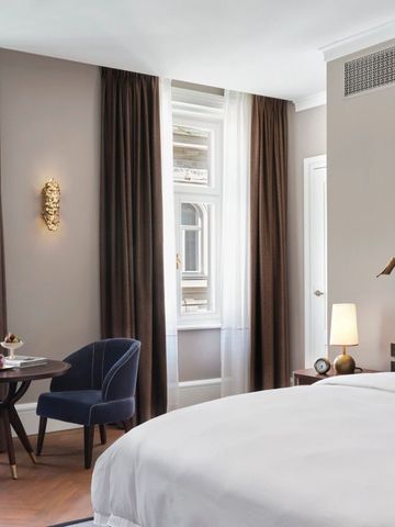 Helles und geräumiges Hotelzimmer mit edlen Vorhängen und moderner Einrichtung