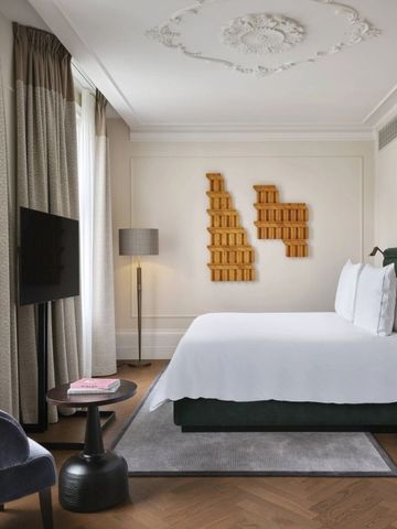 Harmonisches Schlafzimmer mit künstlerischer Wanddekoration und eleganten Möbeln