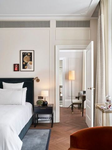 Komfortables Zimmer mit stilvoller Einrichtung und Wandkunst