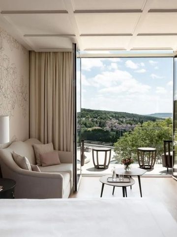 Helles Hotelzimmer mit Panoramablick auf die Landschaft