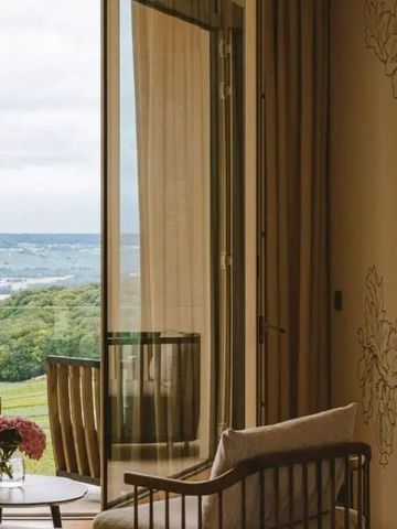 Elegantes Hotelzimmer mit Balkon und Blick auf die Landschaft der Champagne