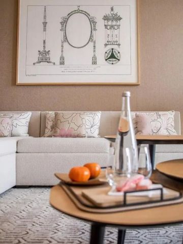 Elegante Hotelsuite mit stilvollem Sofa und Champagnerflasche