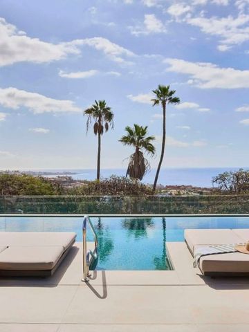 Infinity-Pool mit Meerblick und Palmen unter blauem Himmel