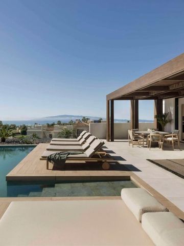 Luxus-Terrasse mit Pool und Meerblick sowie stilvollen Liegen