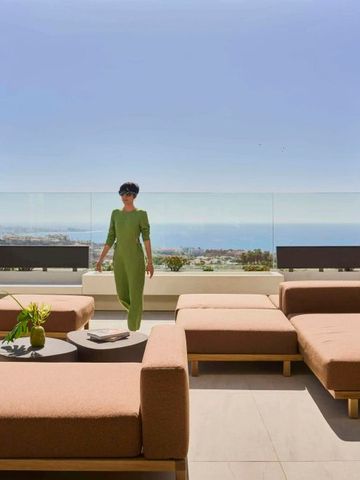 Terrasse mit modernen Sitzgelegenheiten und herrlichem Meerblick.