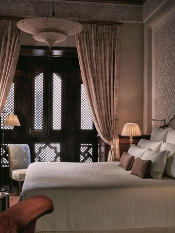 Luxuriöses Schlafzimmer mit traditionellen marokkanischen Elementen und sanfter Beleuchtung