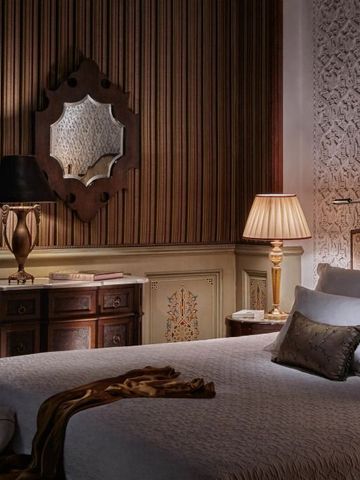 Harmonisch eingerichteter Raum mit luxuriösen Textilien und warmen Holztönen