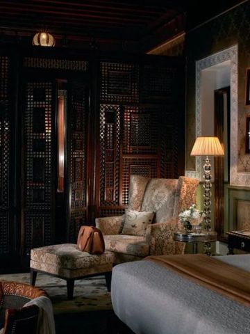 Stilvoll dekoriertes Zimmer mit eleganten Möbeln und Kunstwerken an den Wänden