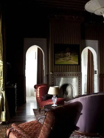 Elegantes Wohnzimmer einer Hotel-Suite mit luxuriöser Einrichtung und Kamin