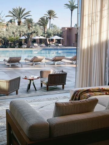 Exklusiver Loungebereich mit Blick auf den großzügigen Hotelpool