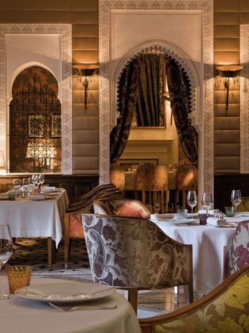 Opulentes Restaurant mit geschmackvoller Tischdekoration und feinem Ambiente